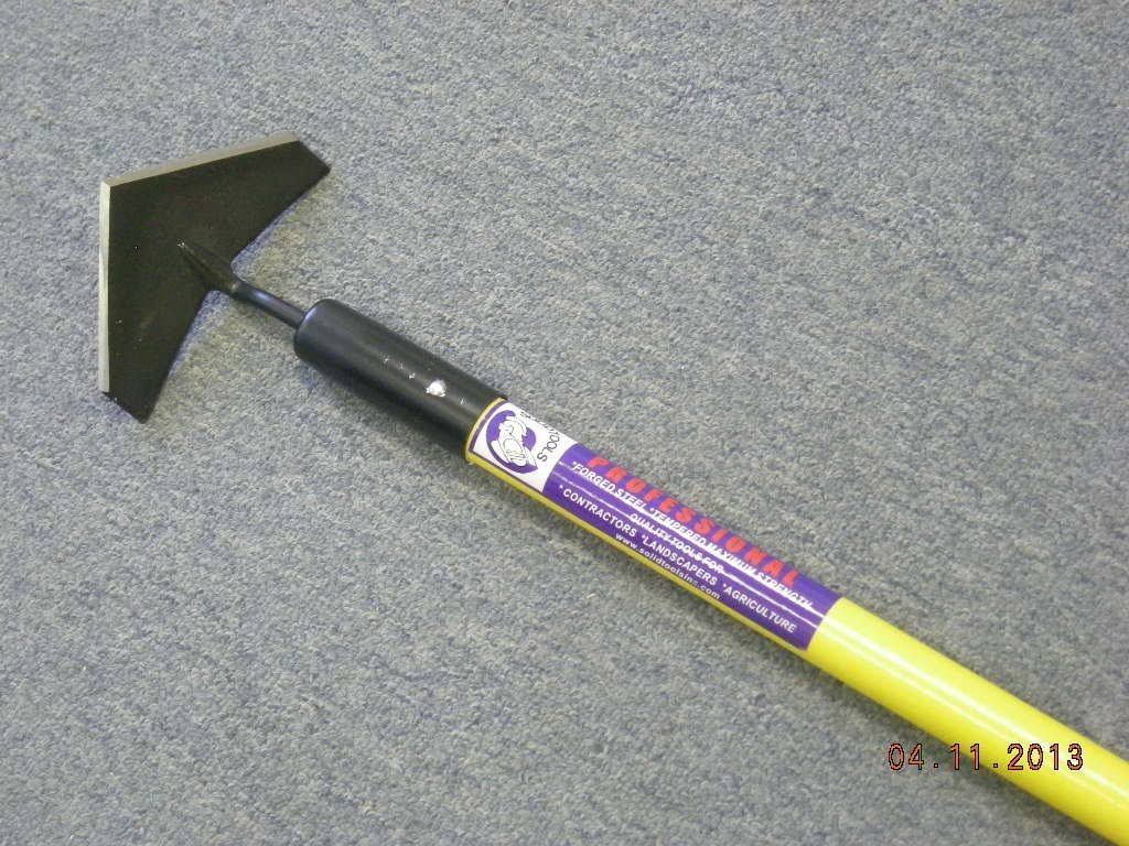 Classic Triangle Weeding Hoe O86028